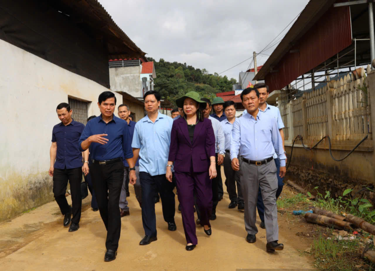 Phó Chủ tịch nước Võ Thị Ánh Xuân thăm tặng quà người dân vùng lũ Sơn La