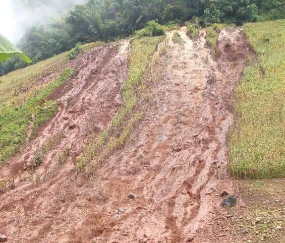 Vỡ đường ống dẫn nước thủy điện gây thiệt hại cho người dân