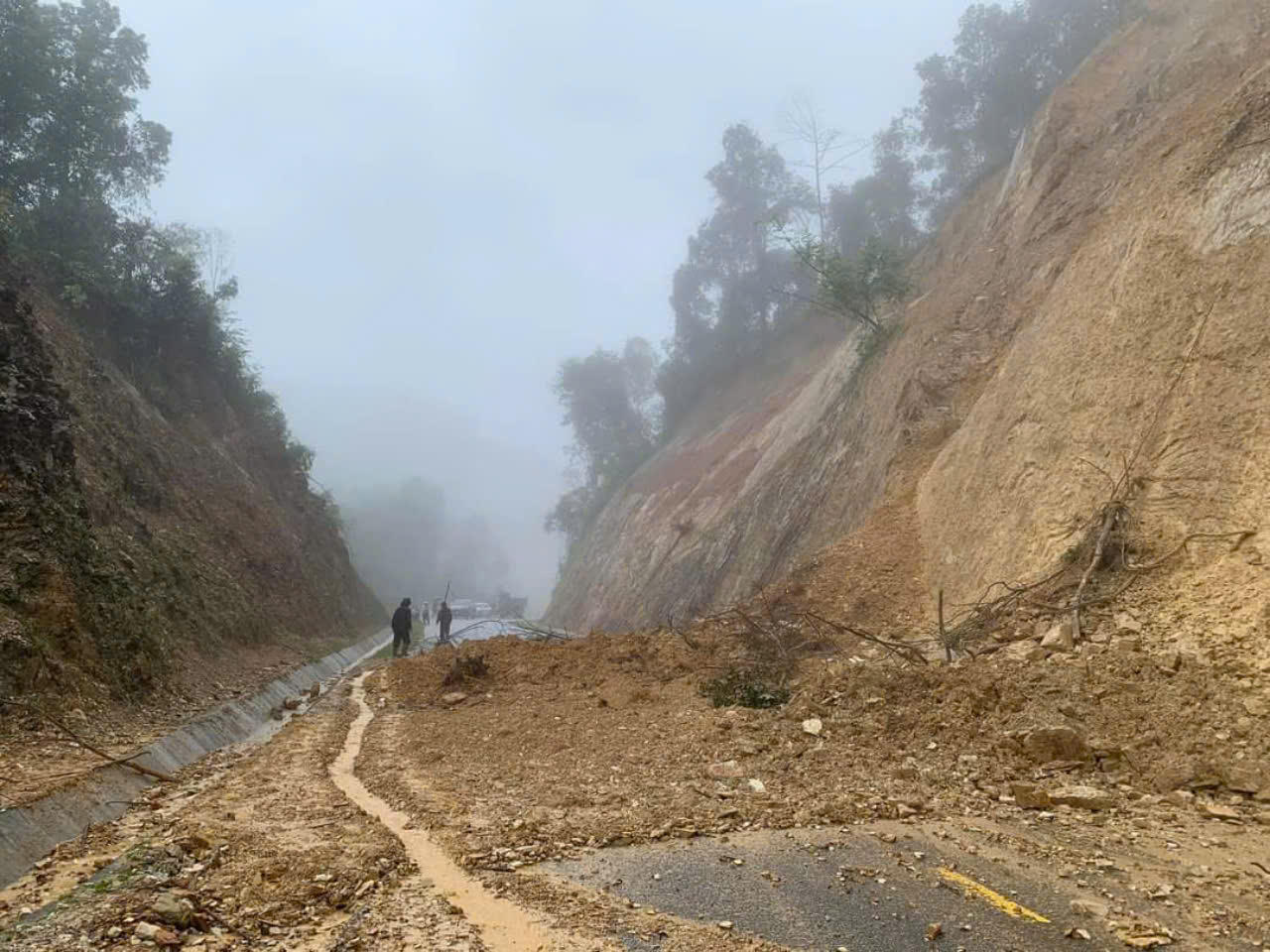 Nhiều tuyến giao thông tại Điện Biên bị sạt lở sau hoàn lưu cơn bão số 3