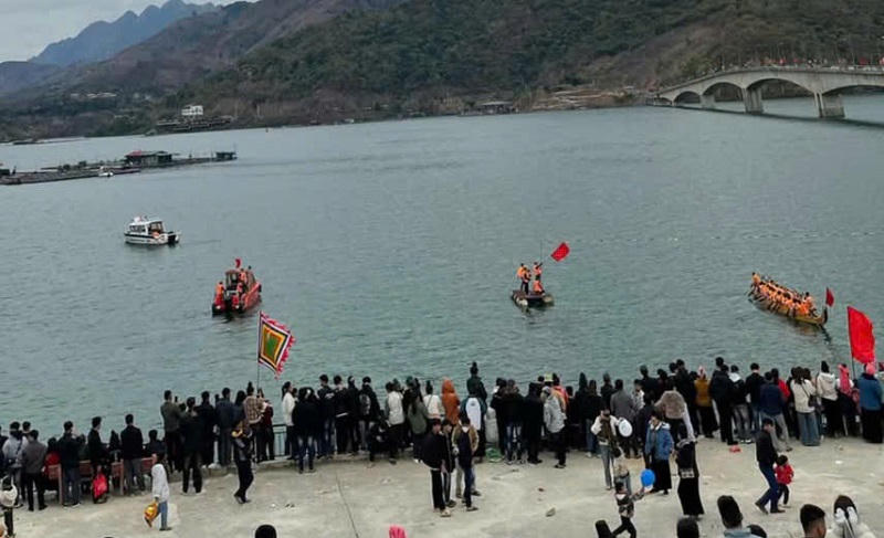 Sôi động lễ hội đua thuyền truyền thống ở Quỳnh Nhai