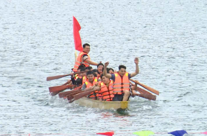 Sôi động lễ hội đua thuyền truyền thống ở Quỳnh Nhai