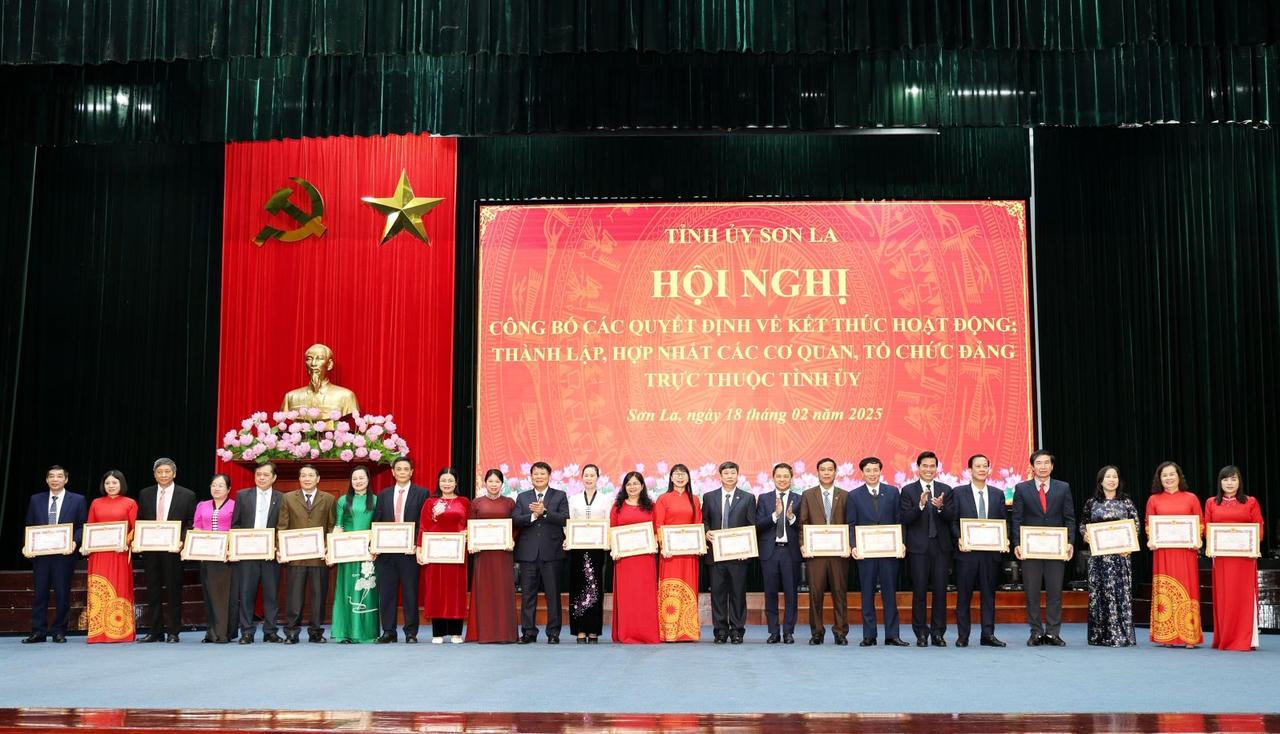 Sơn La: Công bố quyết định hợp nhất các cơ quan đảng và công tác cán bộ