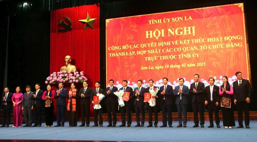 Sơn La: Công bố quyết định hợp nhất các cơ quan đảng và công tác cán bộ