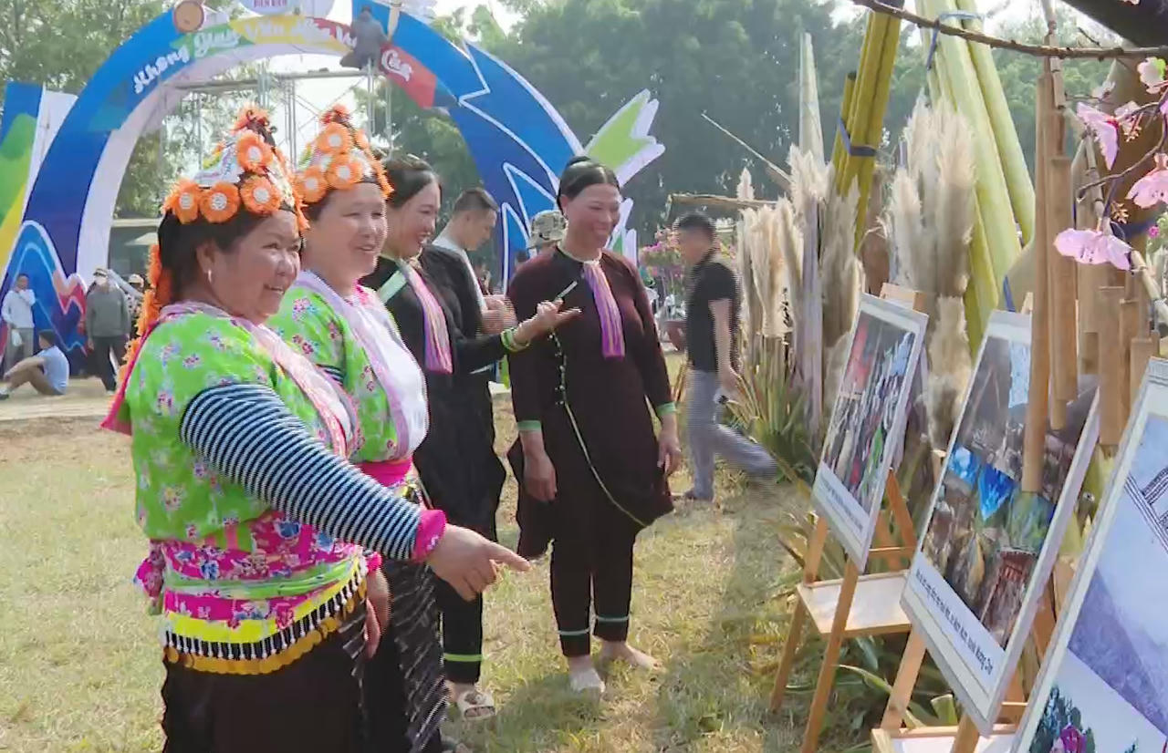 Những trải nghiệm thú vị tại Lễ hội hoa ban Điện Biên