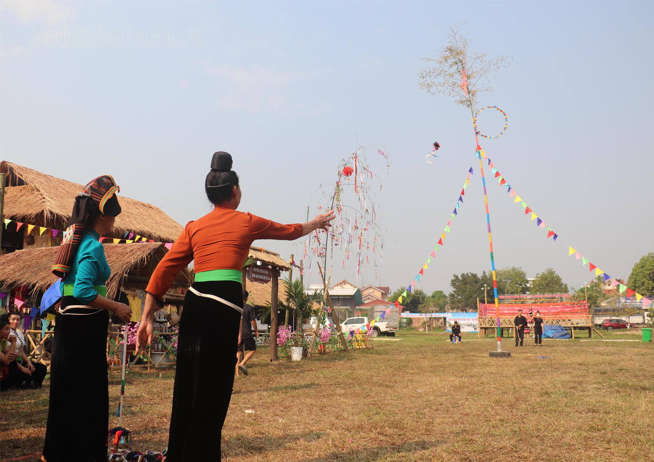 Những trải nghiệm thú vị tại Lễ hội hoa ban Điện Biên