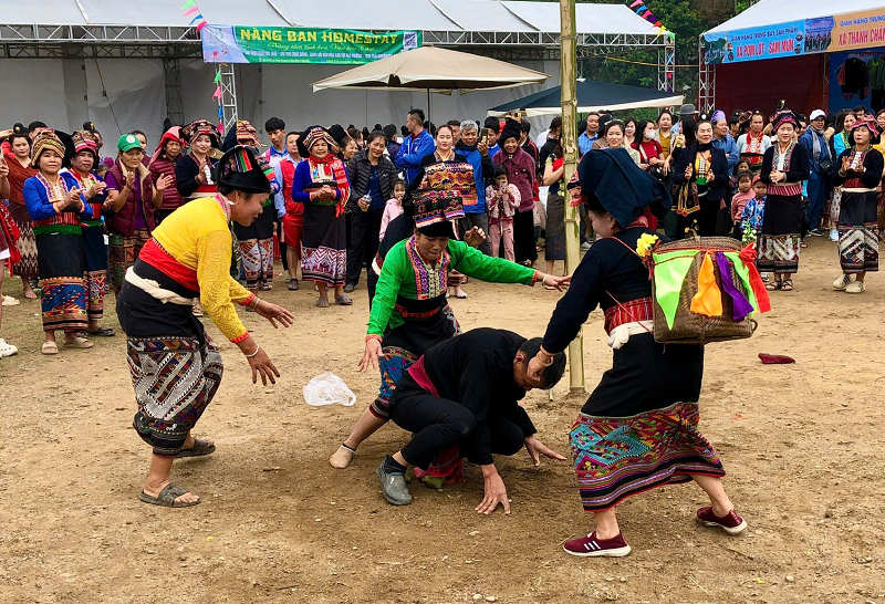 Trải nghiệm Tết té nước của người Lào ở Điện Biên