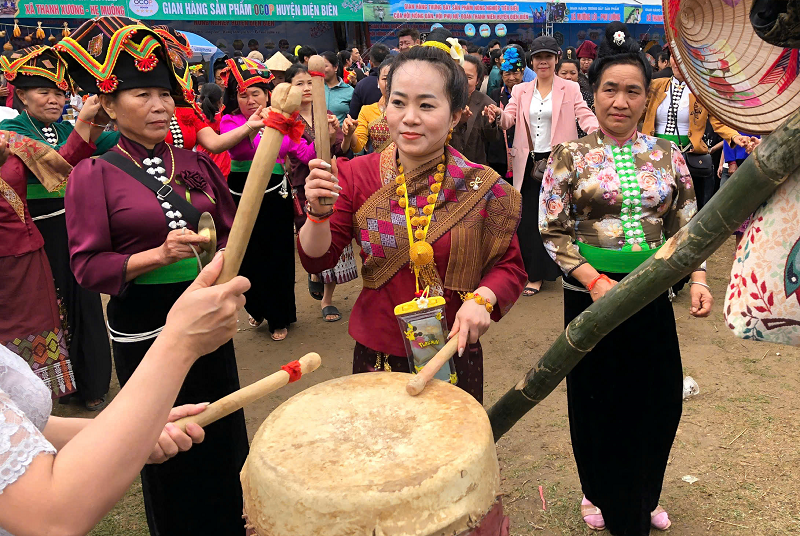 Trải nghiệm Tết té nước của người Lào ở Điện Biên