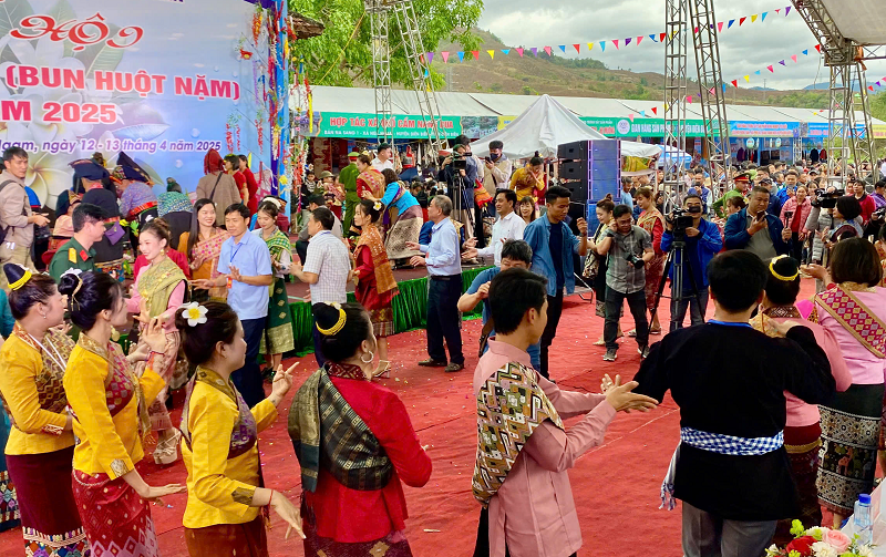 Trải nghiệm Tết té nước của người Lào ở Điện Biên