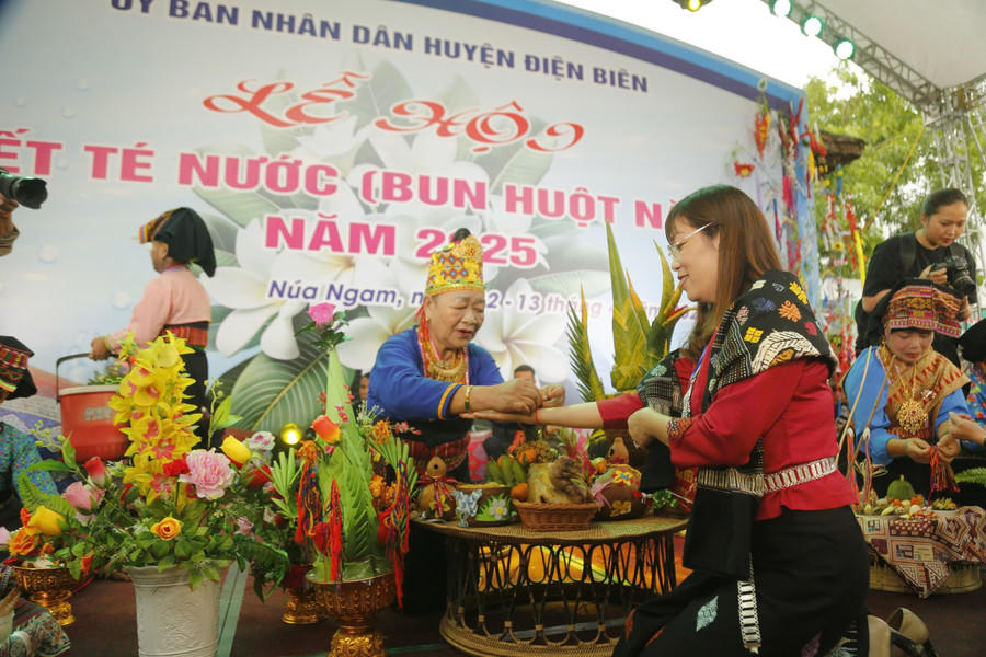 Trải nghiệm Tết té nước của người Lào ở Điện Biên