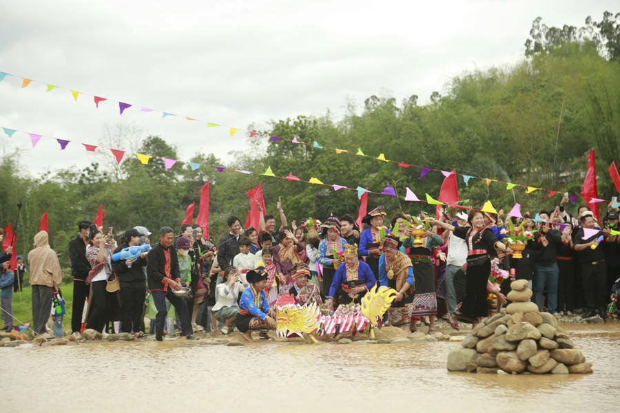 Trải nghiệm Tết té nước của người Lào ở Điện Biên