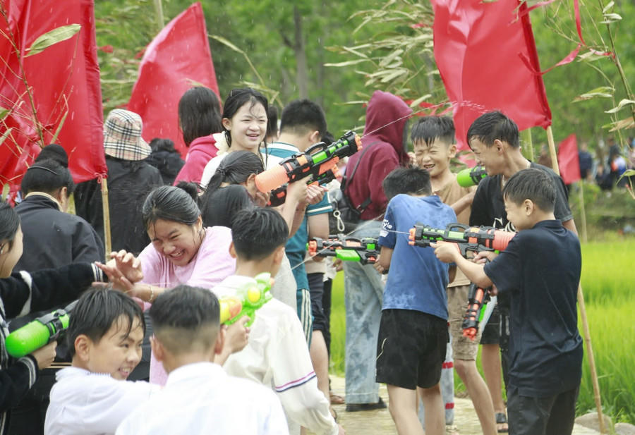 Trải nghiệm Tết té nước của người Lào ở Điện Biên