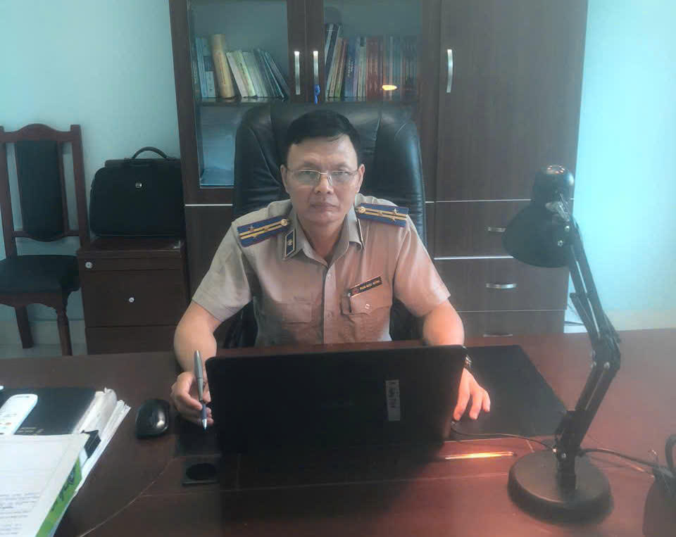 Cán bộ thi hành án vùng cao Phạm Ngọc Hưởng và kỷ niệm bị đương sự chốt cửa dọa ..."đốt xăng"