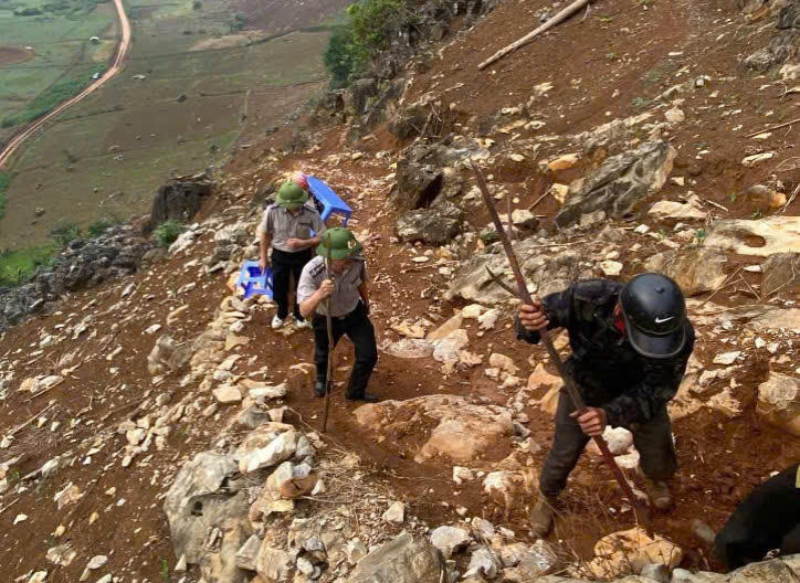 Cán bộ thi hành án vùng cao Phạm Ngọc Hưởng và kỷ niệm bị đương sự chốt cửa dọa ..."đốt xăng"