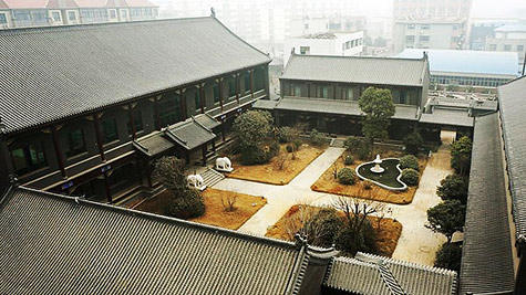 Dùng Mercedes chở 1 tạ vàng đi... mua chức