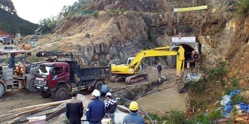 Khoan thủng cửa xả sau hầm thủy điện, nước thoát nhanh