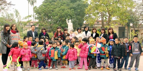 Trường mầm non Baby Garden – Maple mang Tết ấm tới Miêu Nha