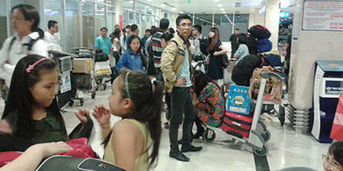Náo loạn sân bay Tân Sơn Nhất vì VNA bán thừa chỗ