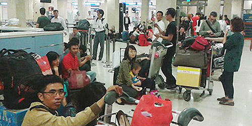 Náo loạn sân bay Tân Sơn Nhất vì VNA bán thừa chỗ