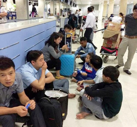 Náo loạn sân bay Tân Sơn Nhất vì VNA bán thừa chỗ