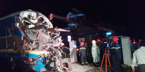 Tai nạn kinh hoàng tại Quảng Trị: Tàu hỏa đâm đứt đôi xe tải