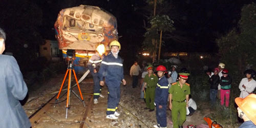 Tai nạn kinh hoàng tại Quảng Trị: Tàu hỏa đâm đứt đôi xe tải