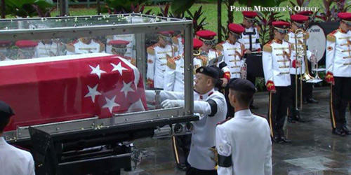 Người dân Singapore dầm mưa tiễn “người cha lập quốc” Lý Quang Diệu