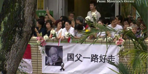 Người dân Singapore dầm mưa tiễn “người cha lập quốc” Lý Quang Diệu