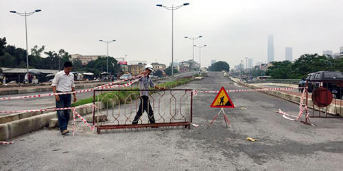 Tạm dừng thi công cầu vượt có người lao xuống đất