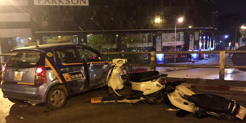 Taxi đâm hàng loạt xe máy trên cầu vượt Thái Hà, tài xế nhảy cầu tự vẫn