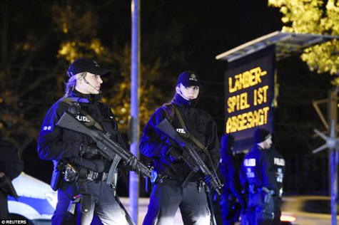 Đức phát hiện xe chứa đầy bom ngoài sân vận động Arena