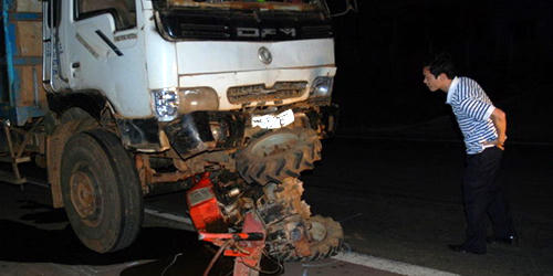 Xe tải tông công nông, 5 người chết, 9 người nguy kịch