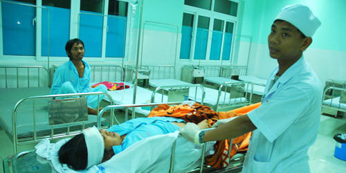 Xe tải tông công nông, 5 người chết, 9 người nguy kịch