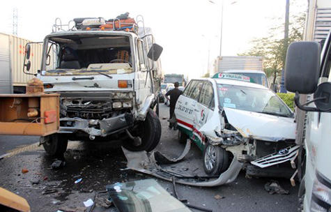 8 ôtô đâm liên hoàn, Xa lộ Hà Nội kẹt cứng