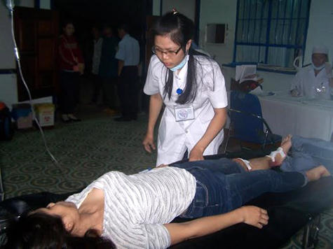 Xe biển xanh đâm loạn xạ trên quốc lộ 14, nhiều người nhập viện