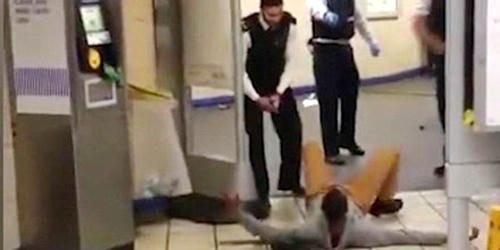 Khủng bố cắt cổ con tin ngay tại ga tàu điện ngầm ở London