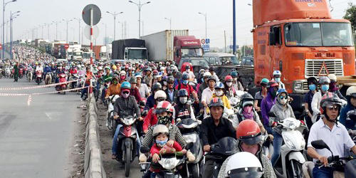 Xe bồn chở gas húc văng 6 xe máy, nạn nhân la liệt