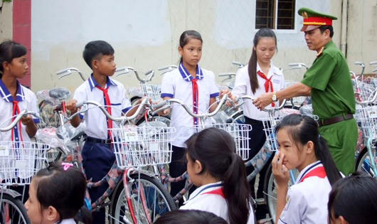 Quyết Liệt nhịn cà phê, tiết kiệm phở... để nấu "cháo công an"