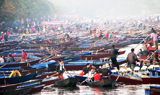 Chùa Hương chưa khai hội, du khách đã chen chân