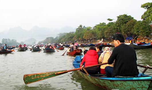 Chùa Hương chưa khai hội, du khách đã chen chân