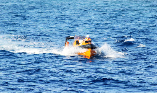 Những người “đưa đò” ở Trường Sa