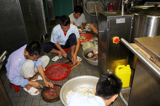 Những người “đưa đò” ở Trường Sa