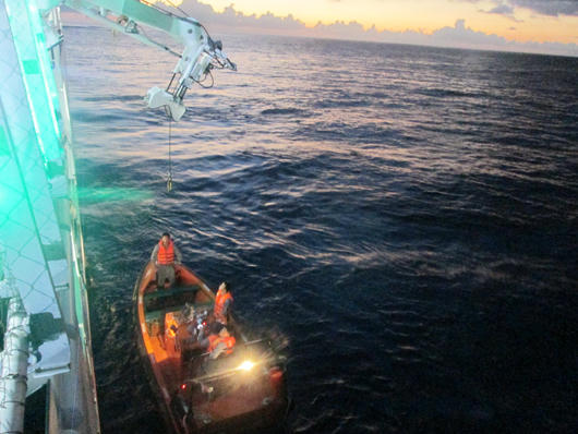 Những người “đưa đò” ở Trường Sa