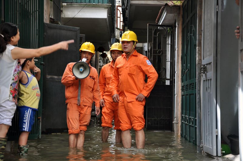 EVNHANOI vượt nắng, thắng mưa...