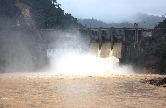 Gần 10 đoàn công tác của EVN lên đường hướng đến tâm bão