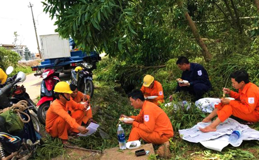 Người “nhà đèn” vượt nắng, thắng mưa sau siêu bão