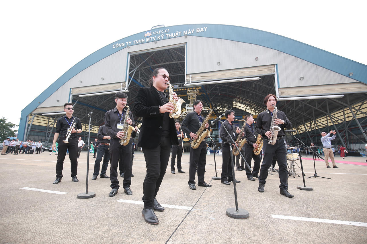 Nghe saxophone “sống” ở... trên mây