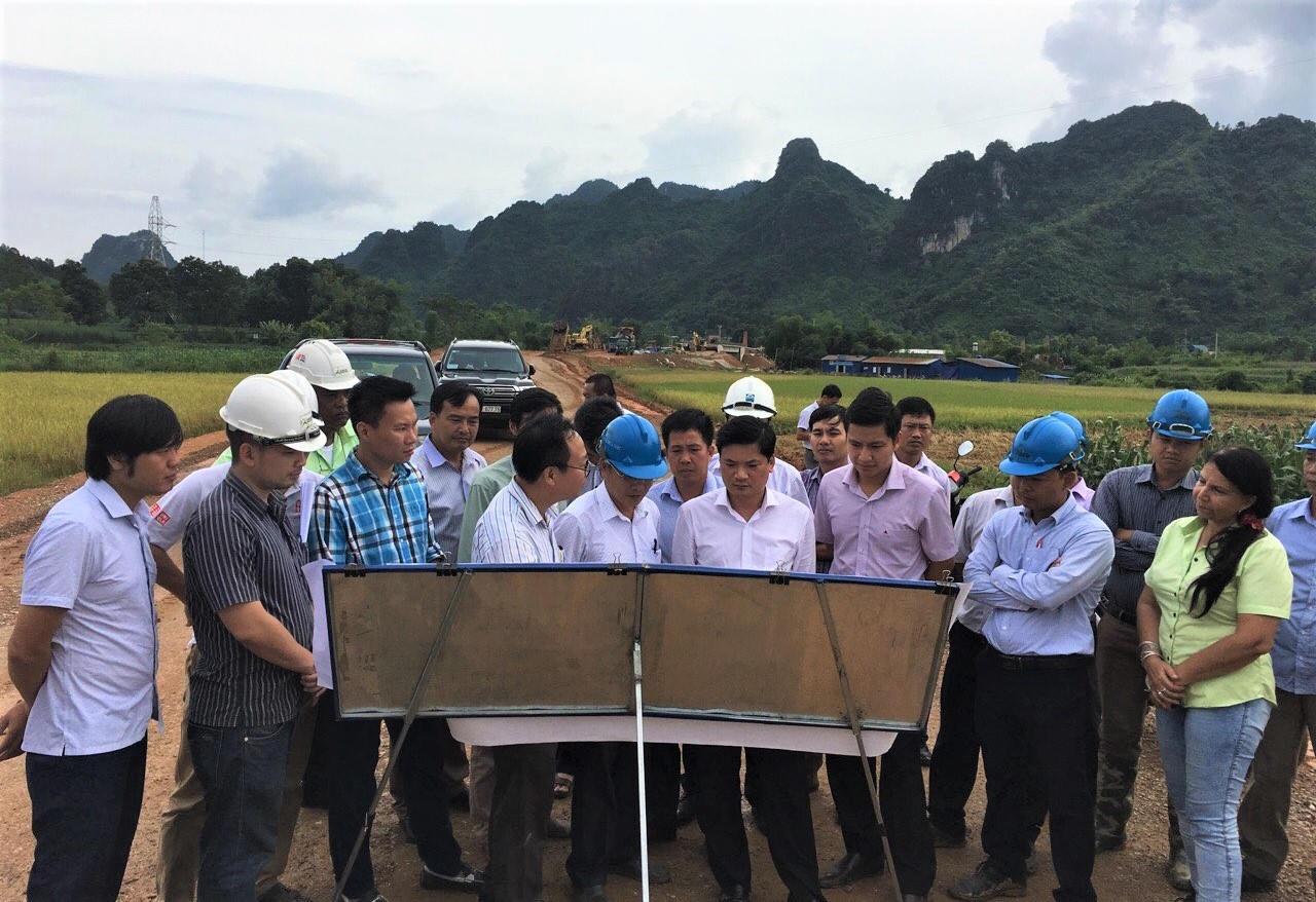 Mưa nhiều, thiếu vốn - trở lực “cán đích” đường Hồ Chí Minh