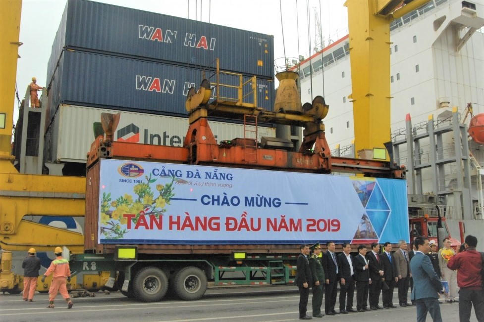 Nhộn nhịp tàu lớn “ăn hàng” tại các cảng biển dịp đầu năm