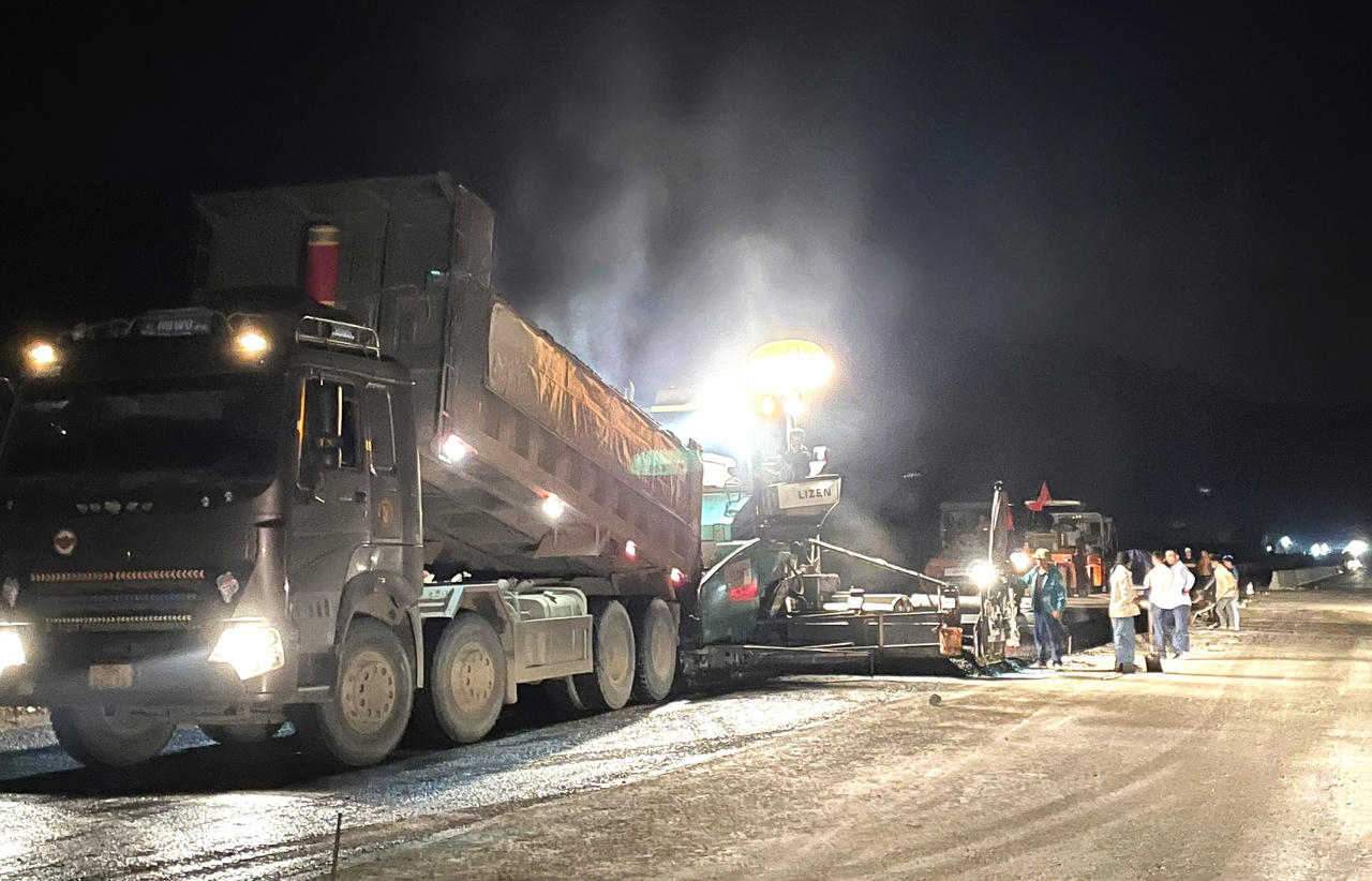 ‘Thâu đếm suốt sáng’ trên công trường cao tốc Nghi Sơn - Quốc lộ 45