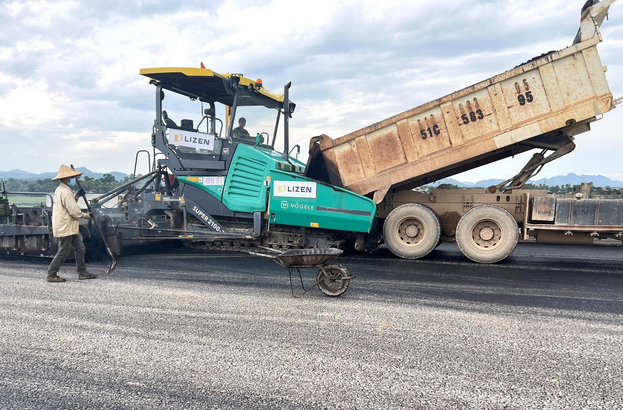 ‘Thâu đếm suốt sáng’ trên công trường cao tốc Nghi Sơn - Quốc lộ 45